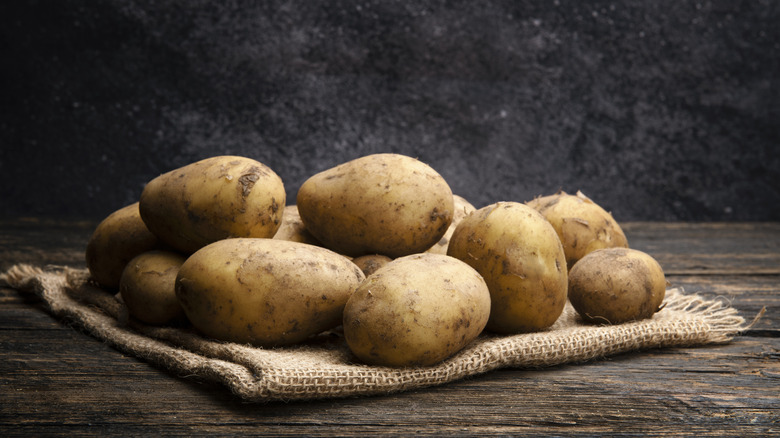 What is the best storage conditions for potatoes?