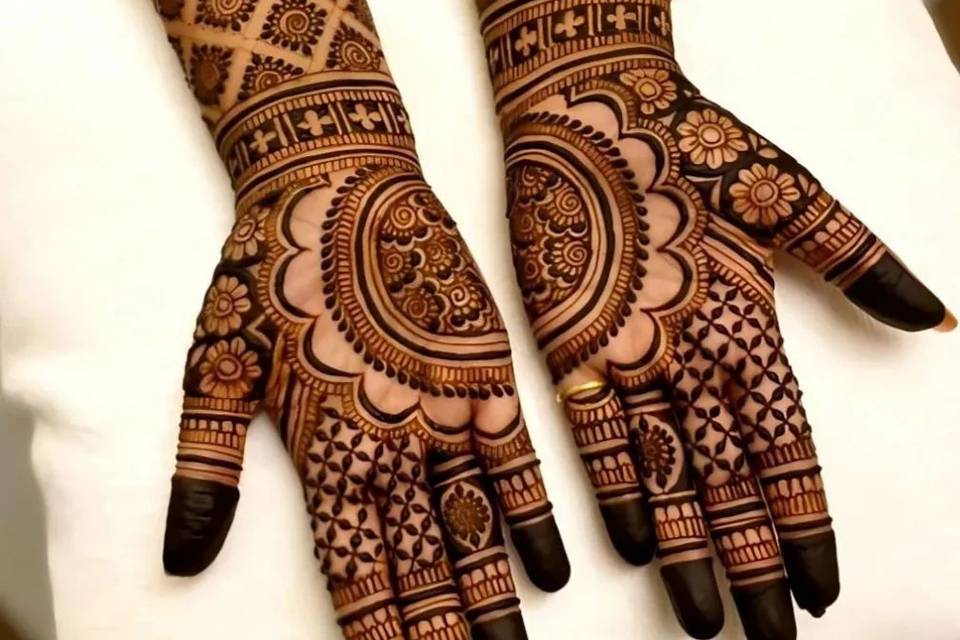 stylish front hand mehndi design